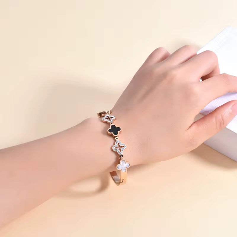 The Amoura Bangle