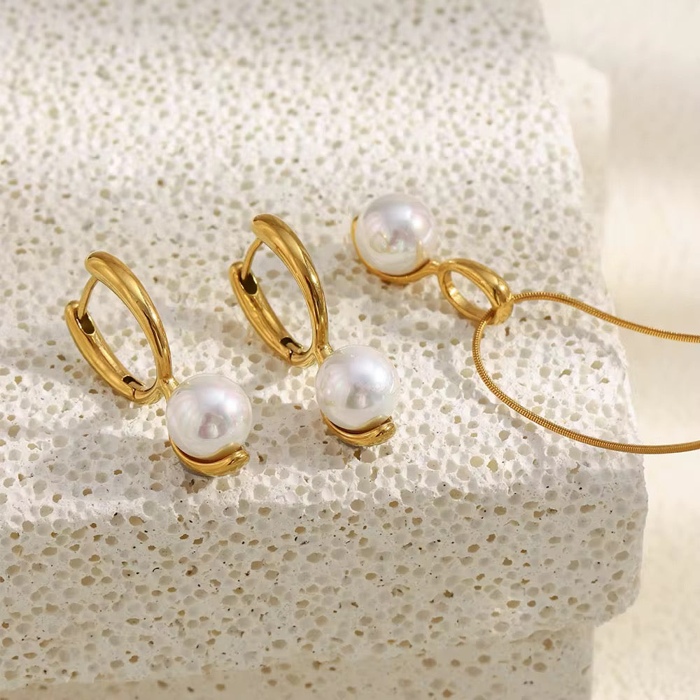 Luna Pearl Necklace
