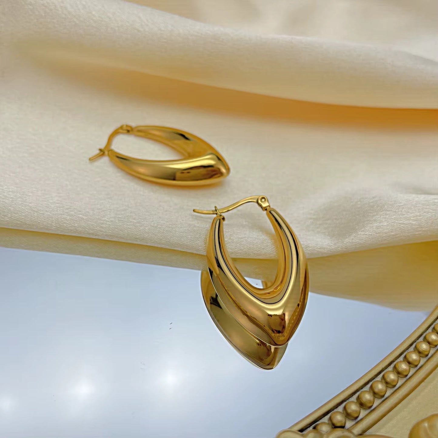 Vera Bold Hoops